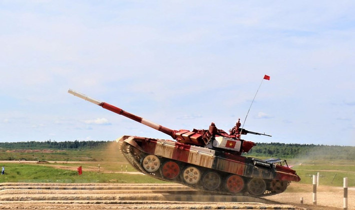 Đáng quan tâm nhất là đội tuyển Xe tăng, với việc đưa vào hoạt động các xe tăng T-90 S/SK vốn được phát triển từ xe tăng T-72 với nhiều tương đồng trong hệ thống lái và hỏa lực, chúng ta đang đặt kỳ vọng rất lớn vào lần thi năm nay sẽ đạt những kết quả cao hơn nữa sau huy chương bạc năm ngoái ở nội dung Xe tăng - Ảnh: QĐND