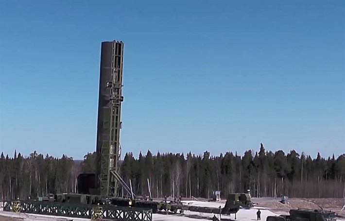 Cùng với kế hoạch phóng vệ tinh, nhà thầu Lockheed Martin đã nhận được một hợp đồng trị giá 4,442 triệu USD phát triển khái niệm Valkyrie Interceptor Terminal Hypersonic Defense (Phòng thủ đánh chặn siêu thanh Valkyrie). Người Mỹ tin rằng, Valkyrie sẽ có thể đối phó lại lợi thế của Nga và Trung Quốc về vũ khí siêu thanh.