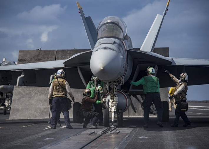 Chương trình nâng cấp phi đội Super Hornet của Hải quân Mỹ là một phần trong hợp đồng ký kết với Boeing. Hợp đồng bao gồm, kiểm tra máy bay và xác minh đặc tính vật lý của vật liệu chế tạo, sửa đổi có bảo hành và sửa chữa không bảo hành, cập nhật phần mềm và linh kiện điện tử để nâng cao hiệu suất chiến đấu và tuổi thọ cho máy bay.