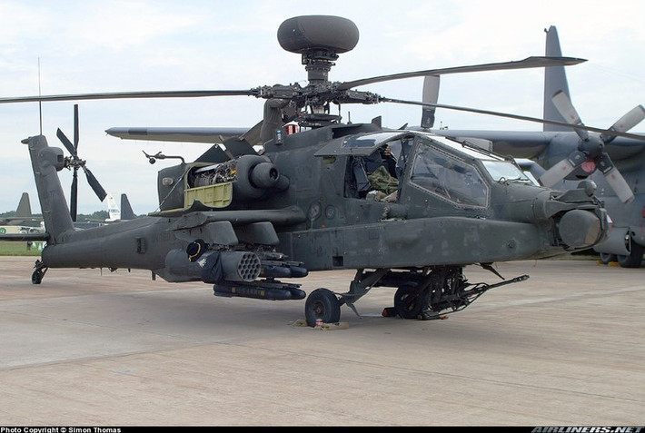 AH-64E được trang bị 2 động cơ turboshaft T700-GE-701D công suất 2.000 mã lực/chiếc. Nhờ công suất này AH-64 có tốc độ tối đa đạt 320km/h, tốc độ hành trình 265km/h.