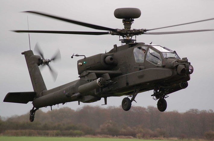 AH-64 trang bị bộ tìm kiếm và chỉ thị mục tiêu TADS (AN/ASQ-170). Hệ thống này bao gồm một camera quang truyền hình, hệ thống tìm kiếm và chỉ thị mục tiêu hồng ngoại FLIR cùng hệ thống máy đo xa laser.