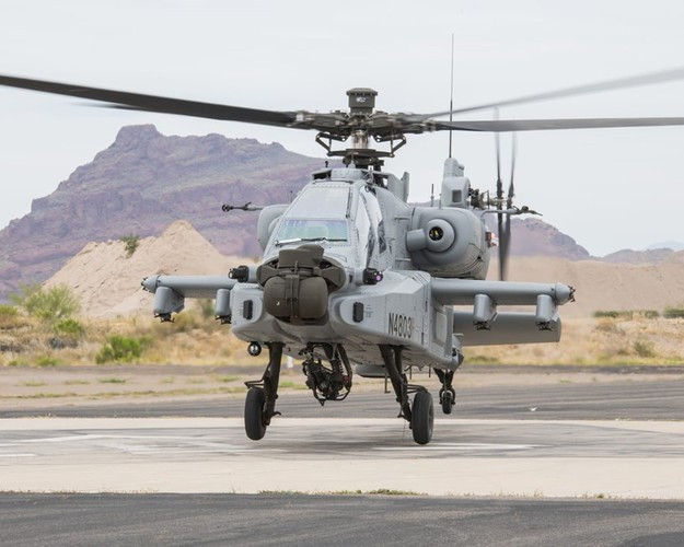 AH-64E có phi hành đoàn 2 người, chiều dài 17,7m đường kính roto 16,4m, chiều cao 4,6m. Trọng lượng rỗng 5,1 tấn, trọng tải cất tối đa 9,5 tấn.