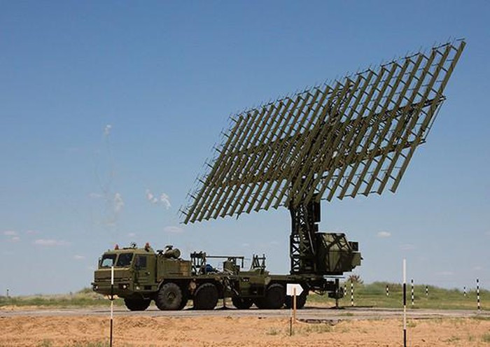 Đối với tên lửa hành trình siêu âm có diện tích phản xạ radar 0,9 m2, nó có thể phát hiện ra mục tiêu ở khoảng cách 250 km nếu tên lửa bay ở độ cao trên 10.000 m và 300 km nếu tên lửa bay trên 20.000 m.