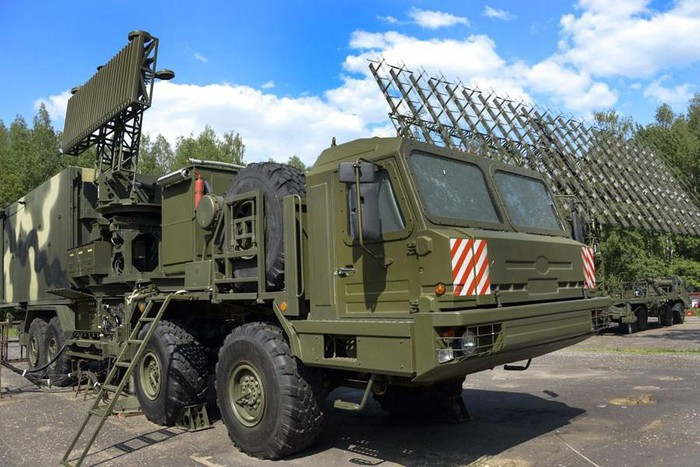 Hệ thống radar này có thể phát hiện ra các khí cụ bay có diện tích phản xạ radar 2,5 m2, khi bay ở khoảng cách 65 km với độ cao trên 500 m hoặc khoảng cách 310 km với độ cao trên 10.000 m.