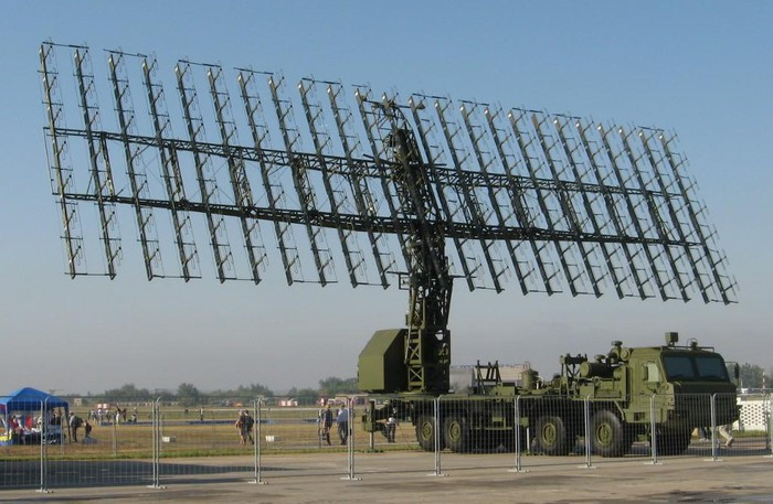 Các chuyên gia không loại trừ rằng radar Nebo-M đang đảm nhiệm vai trò như một phần của hệ thống tên lửa phòng không S-300, và hiện nay xuất hiện mối nguy khá lớn đó là một trong các hướng có thể không được bảo vệ đầy đủ.