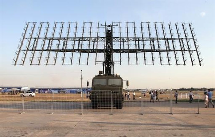 Hệ thống radar 55Zh6M Nebo-M đặt trên khung gầm xe tải BAZ 8x8 trọng lượng 24 tấn, có khả năng định vị, phân biệt được mục tiêu là máy bay hay tên lửa, cũng như hoạt động hoàn toàn độc lập và tự động.