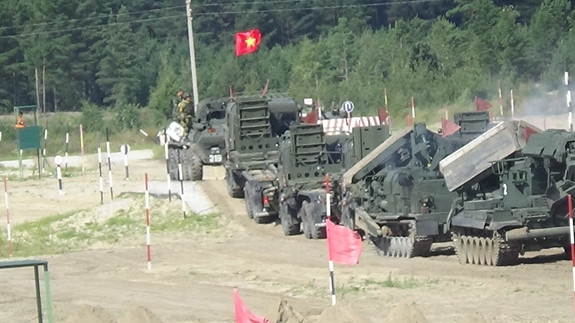 Từ Tyumen, chia sẻ với phóng viên Báo Quân đội nhân dân, Đại tá Nguyễn Hồng Giang, Phó tham mưu trưởng Binh chủng Công binh, Trưởng đoàn Công binh cho biết, Tổ Bắc cầu cứng TMM đã có nhiều cố gắng để hoàn thành phần thi khi phải khắc phục một số sự cố về trang thiết bị. Toàn đội đã hoàn thành bài thi theo đúng chương trình huấn luyện, đấu pháp và chiến thuật thi đấu đã chuẩn bị. Ảnh: Bộ trang bị của Đội tuyển Công binh chuẩn bị thi đấu.