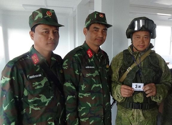 Tổ Công binh xung kích được đánh giá là hoàn thành phần thi tốt nhất trong số các tổ của Kíp Công binh, thi đấu đạt thành tích tốt hơn trong huấn luyện. Các vật cản khó như cầu treo, tường lưới, mặt trước nhà hai tầng… trên thao trường thi đấu tại Trường Cao đẳng Công binh quân sự Tyumen, không làm khó được các chiến sĩ Công binh đang đầy quyết tâm chiến thắng. Ảnh: Đại tá Nguyễn Hồng Giang (đứng giữa) và chỉ huy Đội tuyển bốc thăm trước thi đấu.
