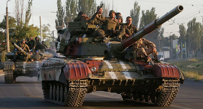 Rõ ràng cán cân quân sự giữa quân đội Ukraine và lực lượng ly khai miền Đông đang nghiêng hẳn về phía Kiev, và họ sẵn sàng chờ đợi thời điểm nước Nga suy yếu hay không thể can thiệp do vướng phải các lệnh cấm vận để thu hồi bằng vũ lực.
