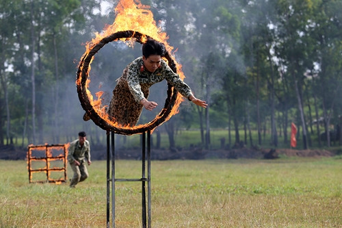 Là đơn vị đứng chân trên địa bàn Tây Nguyên, để hoàn thành tốt mọi nhiệm vụ được giao, Lữ đoàn Đặc công 198 (Binh chủng Đặc công) đã tập trung xây dựng đơn vị vững mạnh về chính trị, tư tưởng và tổ chức, không ngừng củng cố nâng cao sức mạnh chiến đấu với nhiều giải pháp đột phá nâng cao chất lượng huấn luyện, khả năng SSCĐ. Ảnh: Rèn luyện bản lĩnh và kỹ thuật với bài “bay” qua vòng lửa.