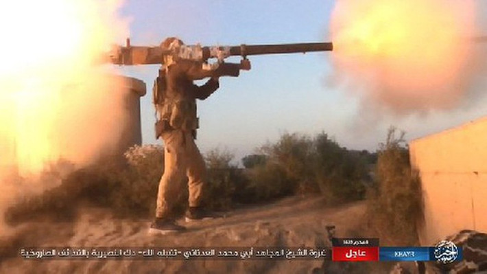 Hình ảnh binh sĩ Syria vác pháo không giật SPG-9 lên vai để khai hỏa tại chiến trường Idlib cho thấy tính chất khốc liệt của cuộc chiến tại đây.
