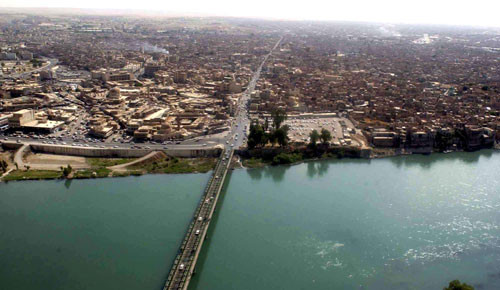 Thành phố ban đầu tọa lạc ở bờ tây của sông Tigris, đối diện với thành phố cổ Assyria Nineveh ở bờ đông, nhưng khu vực đô thị hiện đã phát triển, bao gồm các khu vực khá lớn trên cả hai bờ sông, với năm cây cầu nối hai bờ. Ảnh: Wiki.