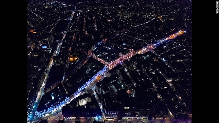 Các cửa hàng Harrods ở KnigtBright là một trong những điểm tham quan phổ biến nhất cho du khách khi tới London, nhưng hiếm khi người ta được ngắm nhìn nó ở góc độ này.