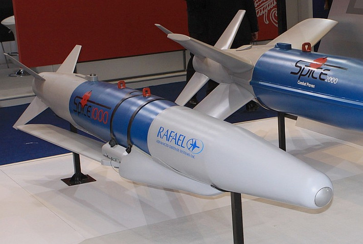India Times dẫn nguồn tin từ các quan chức cấp cao không quân Ấn Độ (IAF) cho biết, họ sẽ nhận siêu bom xuyên cứng thông minh Spice-2000 vào trung tuần tháng 9 này.