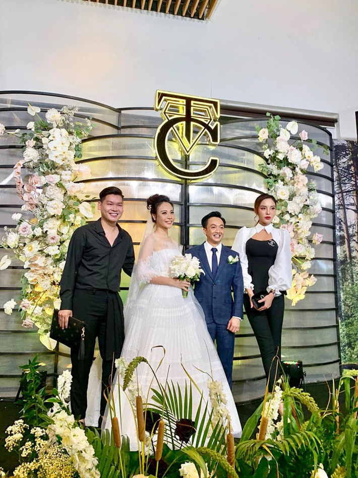 Đám cưới của Cường Đôla và Đàm Thu Trang vừa diễn ra vào tối ngày 28/7 tại TP.HCM, Kỳ Duyên cũng là một trong những vị khách được mời đến tham dự. Xuất hiện tại sự kiện, Kỳ Duyên đã có màn hội ngộ với Diệp Lâm Anh , người bạn thân được Hoa hậu làm phụ dâu trong hôn lễ cách đây một năm.