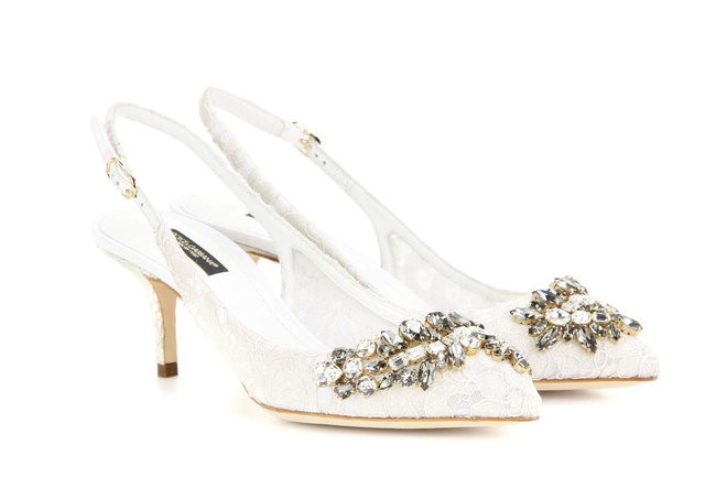 "Bellucci" Slingbacks sẽ là cái tên được nhắc đến nhiều nhất trong số những mẫu giày cưới đẹp năm nay bởi chúng được thiết kế bởi đổi tay tài hoa của Dolce & Gabbana.