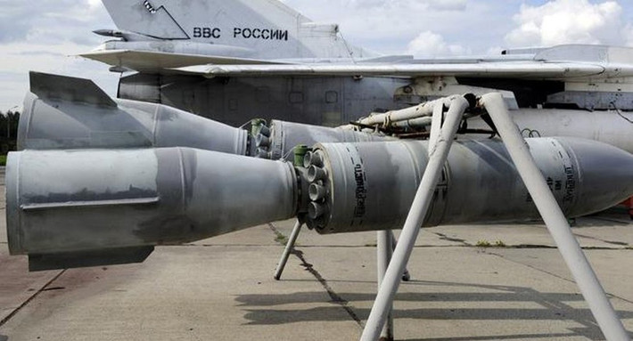 Nó cũng được mang vác bởi cường kích Su-24, loại máy bay đang chiếm phần lớn số lượng các cuộc không kích nhắm vào phiến quân khủng bố Syria.