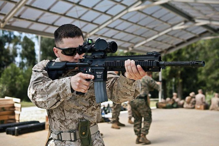 Ngoài ra, HK416 cũng là súng tự động ưa thích của Lực lượng Delta và SEAL. Loại vũ khí này được thiết kế dựa trên nền tảng khẩu AR-15 nhưng có một số thay đổi đáng kể. Nó là một trong những vũ khí được lực lượng SEAL mang theo trong chiến dịch tiêu diệt trùm khủng bố Osama bin Laden.