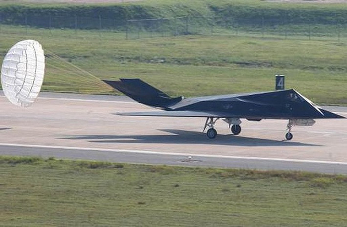 Thiết kế khí động học kỳ dị của F-117 là nhằm làm tán xạ sóng radar từ đó giúp nó khó bị phát hiện hơn bằng các biện pháp trinh sát điện từ.