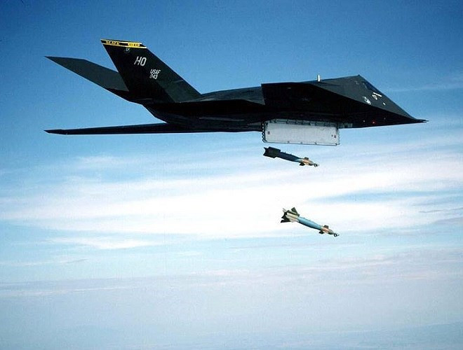 F-117 được trang bị hệ thống hoa tiêu tinh vi và các hệ thống tấn công được tích hợp vào trong một bộ hệ thống điện tử số.
