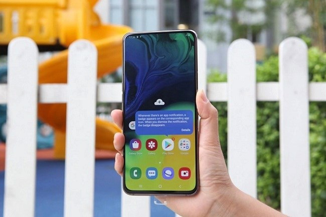 Galaxy A80 sở hữu thiết kế mặt trước toàn màn hình Super MAOLED, kích cỡ 6,7 inch, độ phân giải Full HD, mang đến trải nghiệm vô cực.