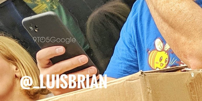 Mới đây, một bức ảnh chụp tại London được cho là của chiếc điện thoại Google Pixel 4 đã gây xôn xao nhiều diễn đàn công nghệ. Dù chiếc điện thoại trong ảnh được bọc ốp lưng nhưng dân mạng đã nhanh chóng phát hiện ra cụm 3 camera đặt ở mặt sau. Ngoài ra cách sắp xếp, vị trí các lỗ khoét trên nắp lưng của chiếc điện thoại này cũng làm dấy lên nhiều đồn đoán.