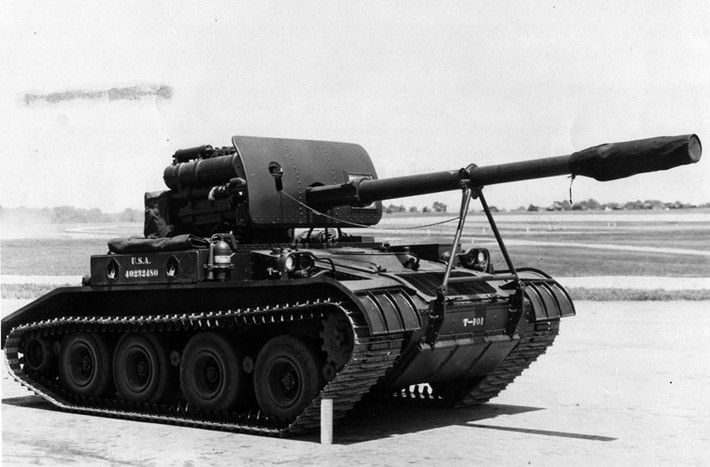 M56 Scorpion do công ty Cadillac Motor Car - bộ phận của Tập đoàn General Motor sản xuất từ năm 1953 cho lực lượng lính dù Mỹ. Điểm lạ thường trên M56 Scorpion chính là việc nó không có giáp bảo vệ, hay nói một cách hài hước là “giáp giấy” (ám chỉ mỏng như giấy, bắn đâu cũng thủng). Điều này là khá kỳ lạ ở thời điểm bấy giờ khi mà vũ khí chống xe bọc thép đã rất phát triển. Nếu như Scorpion là khẩu pháo kéo thì đó là chuyện bình thường nhưng nó là khẩu pháo tự hành thì giáp bảo vệ là điều cần thiết để bảo vệ kíp pháo thủ.