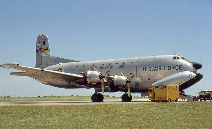 C-124 có thể chở theo tới 200 lính dù. Máy bay này được sử dụng khá nhiều trong giai đoạn đầu của Chiến tranh Việt Nam. Ngoài ra, Globemaster II cũng được sử dụng trong các nhiệm vụ tiếp tế cho các căn cứ xa xôi ở Nam Cực, cứu trợ nhân đạo ở Congo, Chile.