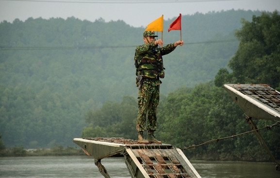 Người chỉ huy ghép phà phải quyết đoán, căn chỉnh chính xác từng động tác, kỹ năng của các bộ phận thuộc quyền.