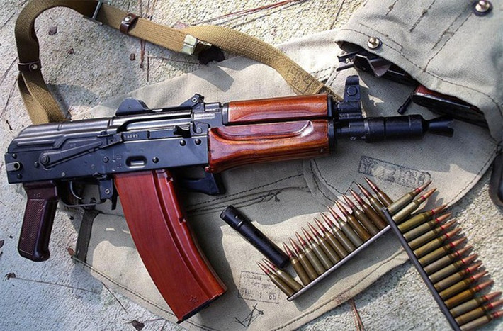 AKS-74U nặng 2,7 kg, dài 735mm khi mở báng và 490mm khi gấp báng, nòng súng dài 210mm. Trên thực tế AKS-74U có thiết kế nhỏ gọn hơn nhiều loại tiểu liên cùng thời với nó và cũng có thể so sánh với các loại tiểu liên hiện đại ngày nay. AKS-74U cũng sở hữu báng gấp bằng khung kim loại tương tự như nhiều dòng súng trường tấn công Kalashnikov tiền bối của nó.