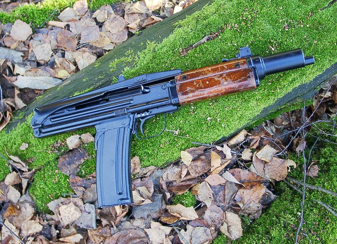 Vào năm 1973, Quân đội Liên Xô tổ chức một cuộc thi thiết kế súng mới nhằm phát triển một mẫu súng tiểu liên tự động hoàn toàn mới, và ứng cử viên sáng giá cho cuộc thi này lại là nguyên mẫu súng tiểu liên AO-46 sử dụng đạn 5.45×39mm do thiết kế sư Peter Andreevich Tkachev phát triển.