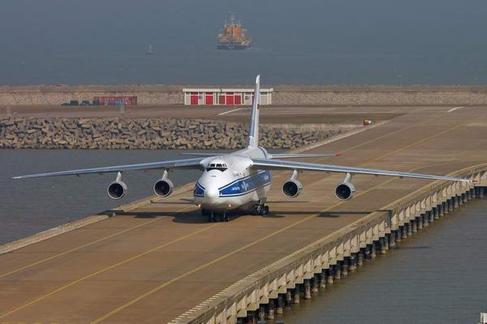 Kozlov tốt nghiệp trường đặc nhiệm không quân, sau đó là trường phi công quân sự và Học viện Gagarin, ông đã cầm lái chiếc Tu-16 và Tu-160. Khi thực hiện vụ phóng thành công tên lửa hành trình Kh-55, Kozlov cũng có mặt trên chiếc oanh tạc cơ, với chuyến bay của An-124, ông giữ tư cách thanh tra.