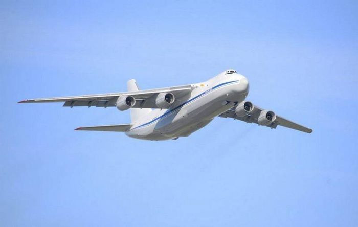 Sau khi tiếp nhiên liệu, máy bay lại cất cánh và hướng đến Melbourne. Trên đường đi, Ruslan đi qua một điểm 180 độ ở đường xích đạo và lúc 21h30, vượt qua cơn bão trên Thái Bình Dương, hạ cánh an toàn xuống Úc.