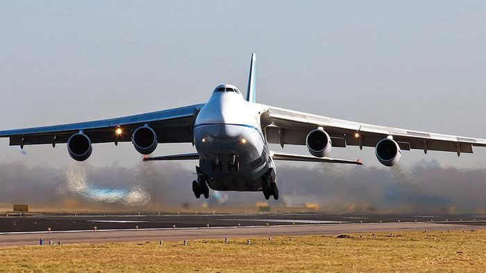 "Ở Maroc, họ tiếp nhiên liệu "đến tận mắt": 220 tấn thay vì 200 tấn tiêu chuẩn, khi phải giả sử rằng Petropavlovsk-Kamchatsky sẽ không thể tiếp chúng tôi do điều kiện thời tiết. Và điều đó đã xảy ra", ông Strelnikov tiếp tục.