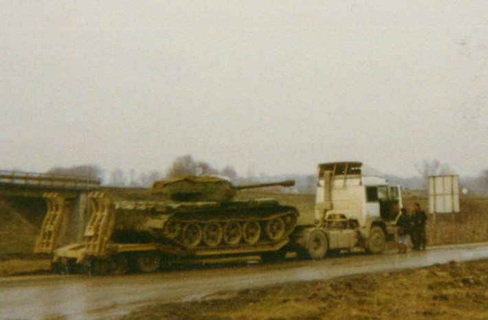 Trong cuộc chiến tranh ở Bosnia (1992-1992), ít nhất một khẩu Hellcat đã được Quân đội Serbian sử dụng, sau đó bị thu giữ bởi Bosnia. Chúng đã được lai tạo lắp ghép tháp pháo Hellcat 76mm vào khung thân xe tăng T-55, tạo nên mẫu tăng mới. Tuy nhiên, cỗ xe tăng kỳ lạ này chưa bao giờ được đưa vào sử dụng chiến đấu. Và đến nay cũng không ai rõ về số phận nguyên mẫu duy nhất “dòng xe tăng T-55-Hellcat”.