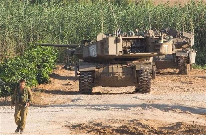 Một điều thú vị khác đó là cách bố trí tháp pháo của xe tăng Pereh cũng đã được Israel cải tiến trông rất giống với loại xe tăng bản địa Merkava của họ. Với việc trang bị 12 ống phóng tên lửa Spike-NLOS, xe tăng Pereh có thể dễ dàng tấn công các mục tiêu từ cự li xa tới 25km.