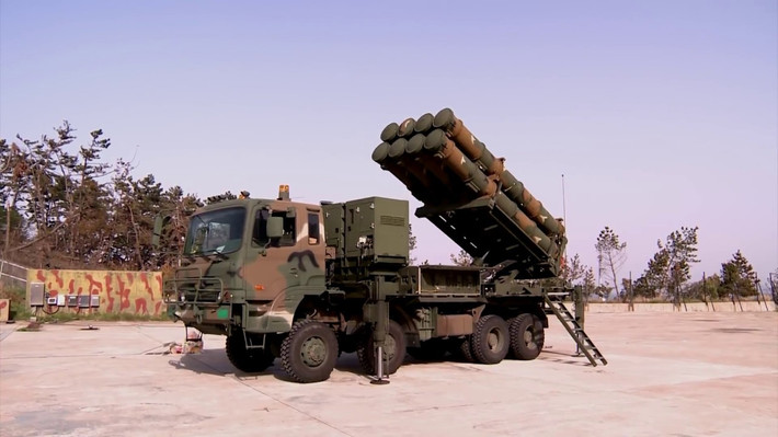 Hệ thống radar mảng pha đa chức năng của KM-SAM có thể đồng thời phát hiện và theo dõi hàng chục mục tiêu của đối phương từ tất cả các hướng với độ chính xác rất cao.