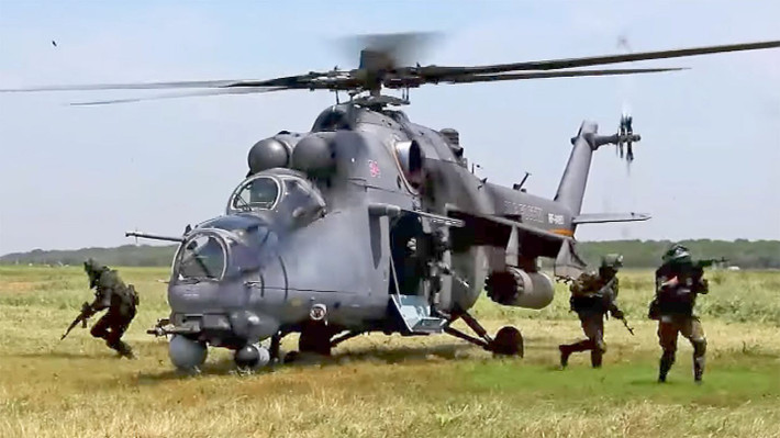 Để thuận tiện cho khách hàng nước ngoài, Mi-35P được trang bị hệ thống lái tự động kỹ thuật số, hệ thống thông tin liên lạc mới, tổ hợp kính ngắm - máy tính với tầm quan sát, phát hiện mục tiêu xe tăng tới 10 km.