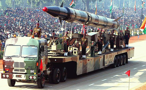 Tuy vậy chương trình chế tạo súng trường tấn công AK-203, xe tăng T-90MS hay tiêm kích Rafale… ban đầu vẫn chỉ được thực hiện với các bộ thiết bị do nhà cung cấp mang sang để Ấn Độ tự lắp ráp.