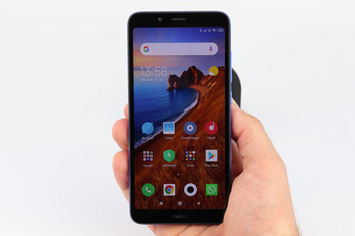 Tại Ấn Độ, Xiaomi Redmi 7A phiên bản RAM 2 GB có giá 5.999 Rupee (tương đương 2,03 triệu đồng), còn bản RAM 3 GB được bán với giá 6.199 Rupee (2,10 triệu đồng). Máy có 3 màu đen, xanh, vàng.