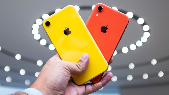 Điều này cũng dễ hiểu do trước đó Iphone từng làm với chính những đứa con của mình, từ thời Iphone 7-7 plus, cho tới giờ Iphone liên tục đưa ra những sản phẩm “thu nhỏ” cho thiết bị dẫn đầu của mình để người dùng hướng tới những dòng cao cấp hơn. Do đó bản thân XR ra mắt với “cái vỏ” khá mới lạ và màu mè nhưng vẫn chưa đủ để thoát khỏi cái bóng Iphone X trước đây. Vậy “tại sao phải bỏ thêm vài triệu chỉ vì màu lưng máy khi mình có thể dùng case nhỉ?”.