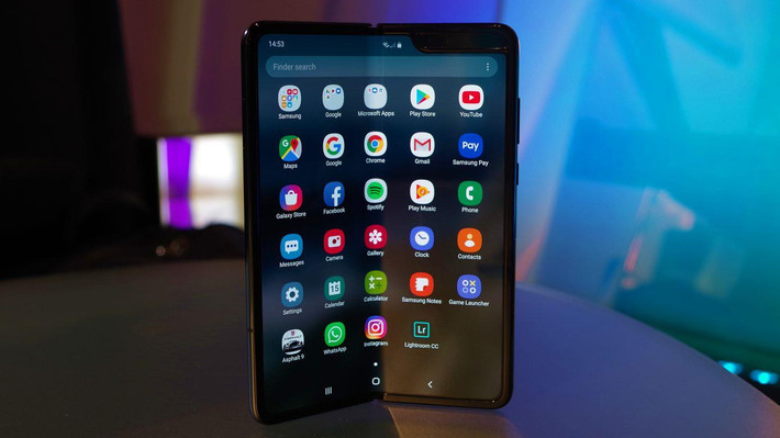 3. Samsung Fold. Đây là trường hợp thất bại rất cay đắng! Được Samsung ra mắt khoảng quý 2 năm 2019, Samsung Fold là thiết bị di động đầu tiên của hãng có màn hình cảm ứng gập được. Vào những năm trước, Samsung đã nghiên cứu và chinh phục lĩnh vực “màn hình thu gọn” của mình. Mặc dù Samsung Fold đã được tiết lộ, thử nghiệm ở thị trường Mỹ, Canada và cũng nhận được nhiều lời tuyên dương với thành tựu vô cùng lớn này, nhưng cũng có những lời phê bình như máy quá dày, pin yếu, cấu hình chỉ đủ dùng,…