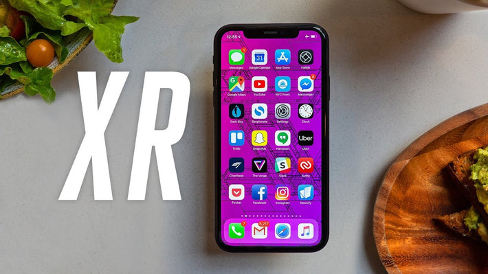 4. Iphone XR. Cũng giống các hãng điện thoại khác nhưng cuộc đua của Apple nằm ở tầm cận cao cấp và cao cấp. Mọi sản phẩm của Apple đều có chất riêng rõ ràng thậm chí hướng tới những phân khúc người dùng cố định. Thế nhưng trong năm 2019, sự ra đời của bộ ba Iphone XR, XS, XS Max lại làm người dùng không khỏi ngạc nhiên vị tầm giá tới hiệu năng của 2 sản phẩm XR và XS không có quá khác biệt nhiều với Iphone X trước đây.
