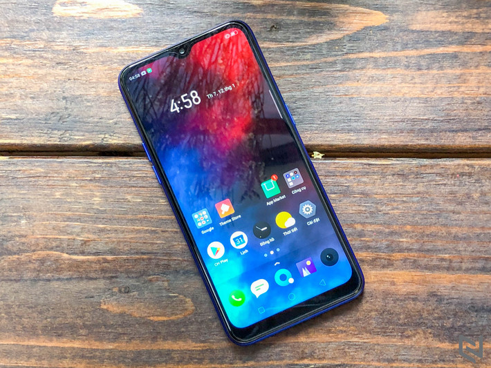 2. Realme C2. Cũng như Realme C1 2019, phiên bản C2 này có giá chênh lệch cao hơn 1 triệu đồng, nhưng người dùng cũng không có được sự cải thiện thực sự xứng đáng. Realme C2 dùng chip MediaTek MT6762 tăng hiệu năng và sự ổn định nhưng không đáng kể.