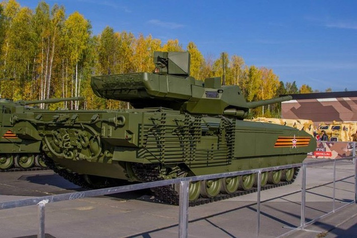 Các chuyên gia quân sự Nga còn nhắc rằng T-14 Armata được trang bị pháo nòng trơn 2A82 cỡ 125 mm. Tầm bắn của nó đối với loại đạn phân mảnh là 4,7 km, hoặc 8 km khi phóng tên lửa dẫn đường.