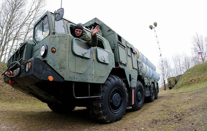 Hệ thống radar tự động hóa hoàn toàn trong quá trình phát hiện, bám bắt, xử lý mục tiêu. Radar được trang bị bộ vi xử lý kỹ thuật số tốc độ cao cho phép phản ứng với mục tiêu nhanh hơn, khả năng kháng nhiễu cao hơn. Đài radar 30N6E2 Tomb Stone có phạm vi phát hiện mục tiêu 300km, số mục tiêu theo dõi cùng lúc không dưới 100 mục tiêu, có thể kiểm soát tới 72 đạn tên lửa.