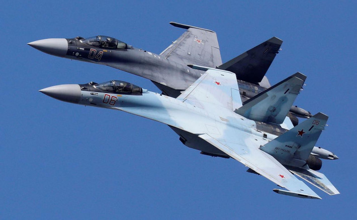 So với các máy bay chiến đấu của Pháp, Su-35 của Nga có khả năng chiến đấu gần như ngang bằng, nhưng chiếc tiêm kích này không phù hợp để hoạt động trên các hàng không mẫu hạm.