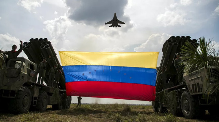 Cách đây một tháng, Bộ Quốc phòng Venezuela đã công một vụ việc tương tự xảy ra ở phía tây đất nước khi một chiếc máy bay do băng nhóm buôn ma túy sử dụng bị bắn hạ. Được biết, từ năm 2013, Venezuela đã thông qua quy định cho phép bắn hạ bất kỳ máy bay nào của các băng đảng mafia ma túy bay trái phép ở nước này.