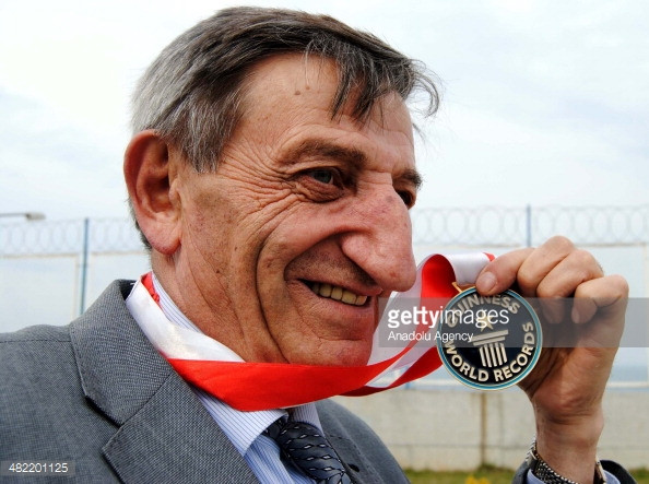 Ông Mehmet Ozyurek, người Thổ Nhĩ Kỳ, đã được xác định là người có chiếc mũi dài nhất thế giới. Chiếc mũi của ông được đo vào ngày 6/7/2007 có độ dài là 8,8cm.