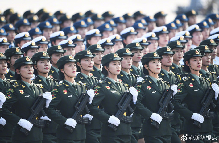Theo Beijing News, các nữ quân nhân phải học kỹ năng trang điểm trong quá trình tập luyện cho lễ diễu binh, bất kể trước đó họ có trang điểm hay không. Họ được cung cấp cùng một loại sản phẩm chăm sóc da, kem chống nắng và mặt nạ chất lượng cao. Ảnh: Tân Hoa Xã.